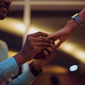 4 Maneras de Celebrar el Compromiso Matrimonial