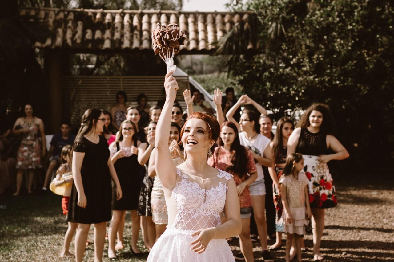 Novia tirando ramo de flores