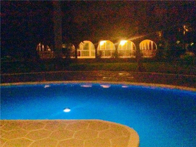 Una Alberca con velas para una velada romantica